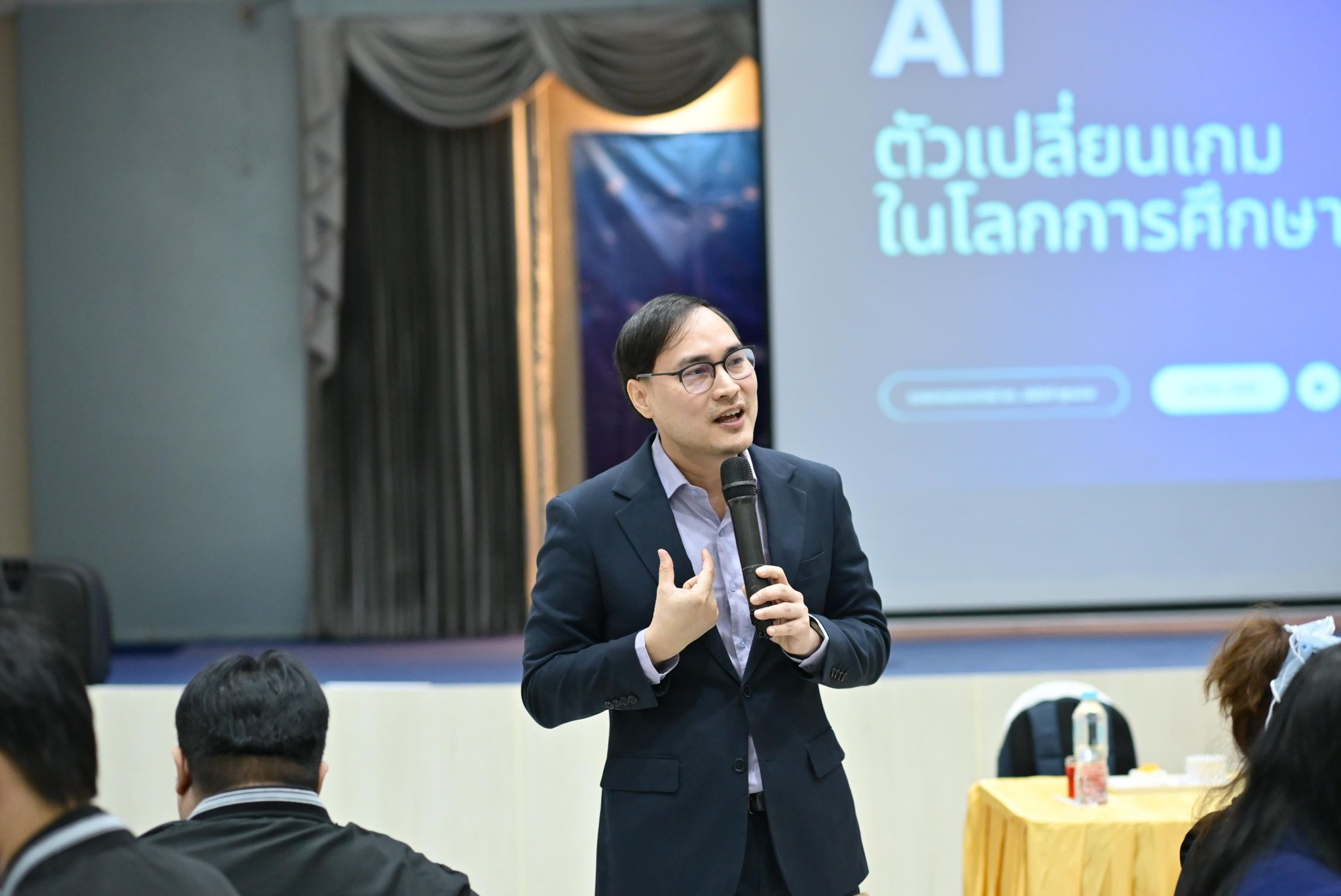 รองศาสตราจารย์ ดร.ชนัตถ์ พูนเดช ระหว่างการบรรยาย