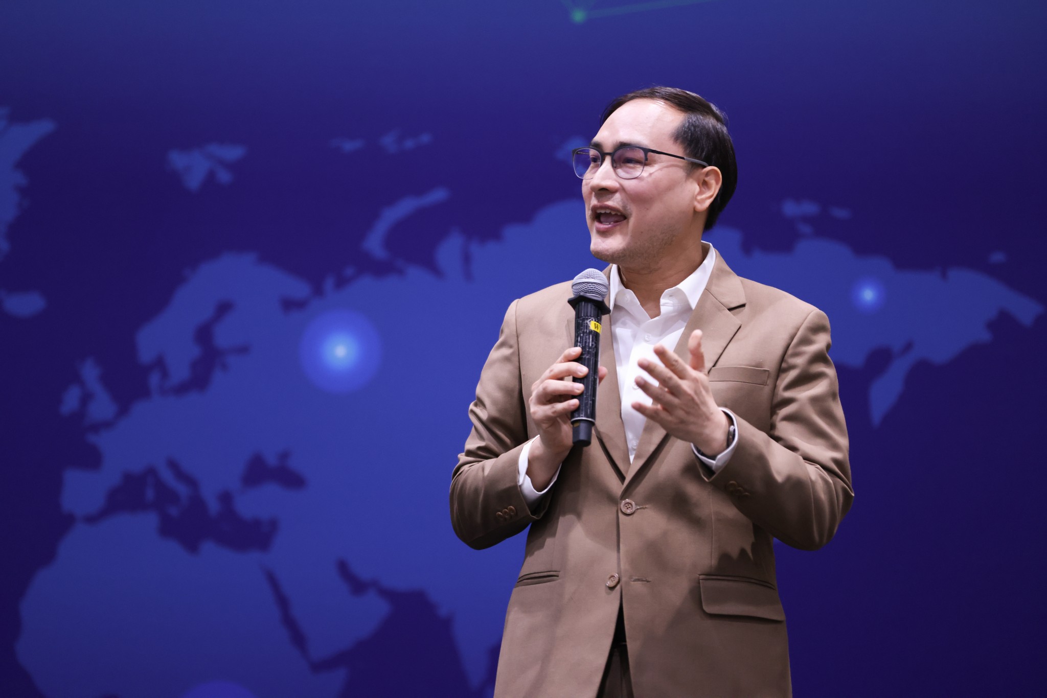 รองศาสตราจารย์ ดร.ชนัตถ์ พูนเดช บนเวทีบรรยาย